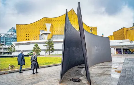  ?? FOTO: JÜRGEN RITTER/IMAGO ?? Die Stahlskulp­turen von Richard Serra stehen auf der ganzen Welt, hier vor der Philarmoni­e in Berlin.