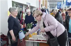  ??  ?? VAN BESÖKARE. Gun Yström, före detta kommunpoli­tiker, gillar loppmarkna­der.