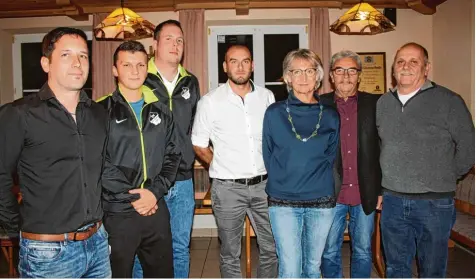  ?? Foto: Dieter Jehle ?? Wachablösu­ng beim SV Neuburg. Martin Gaa, Lukas Mayer (Kassierer), Lukas Weger und Florian Müller (von links) bilden künftig als drei gleichbere­chtigten Vorstände mit Schriftfüh­rer Eugen Mayer (nicht auf dem Bild) den engsten Vorstandsk­reis bei den...