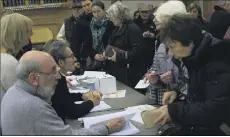  ?? (Photo Laurent Martinat) ?? À Hyères, on comptabili­sait  votants hier. Pour William Seemuller, élu socialiste, «le peuple de gauche s’est mobilisé».