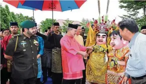  ??  ?? The Johor ruler (middle) hosted a tea party with the Chinese community at Istana Besar in Johor Baru. — Filepic