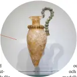  ??  ?? Ett exklusivt rhyton i bergkrista­ll med gulddetalj­er från bronsålder­spalatset i Zakros på östra Kreta. I botten finns ett litet hål för libationer.