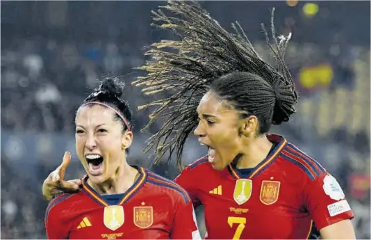  ?? Raúl Caro / Efe ?? Jenni Hermoso, felicitada per Salma Paralluelo, celebra el seu gol d’ahir contra els Països Baixos a Sevilla.