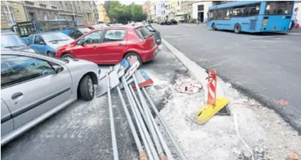  ??  ?? Radovi na sjevernom dijelu trga trebali su završiti 25. srpnja, ali je postavljen samo jedan sloj asfalta, a dio površine je raskopan