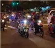  ??  ?? Schätzungs­weise acht Millionen Mopeds bestimmen Tag und Nacht das Straßen bild in Ho Chi Minh Stadt.