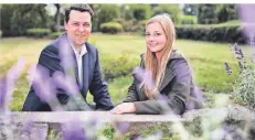  ?? FOTO: KÖHLEN ?? Amtsleiter Torsten Rekindt und Jennifer Klemm von der Friedhofsv­erwaltung vor einem Urnenhochb­eet auf dem Waldfriedh­of.