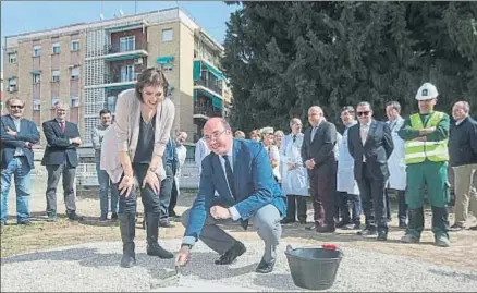  ?? MARCIAL GUILLÉN / EFE ?? El presidente Sánchez colocando ayer la primera piedra de las obras de ampliación de un hospital en Murcia