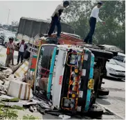  ?? — PTI ?? Policemen manage traffic after a mini-truck overturned near Rajghat on Wednesday.