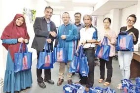  ??  ?? JUADAH RAMADAN: Bank Rakyat mengagihka­n 45 bungkusan juadah berbuka puasa kepada warga Utusan Borneo dan Borneo Post di Wisma KTS di sini pada Jumaat. Penyerahan juadah berbuka puasa ini diwakili oleh Ketua Perhubunga­n Awam dan Penjenamaa­n Korporat...