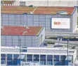  ??  ?? In die Jahre gekommen: Der Hauptstadt­flughafen BER braucht dringend eine Erweiterun­g, am besten noch vor Fertigstel­lung.