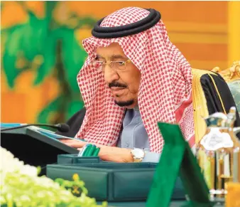  ?? SPA ?? King Salman chairs the weekly Cabinet session at Al-Yamamah Palace on Tuesday in Riyadh.