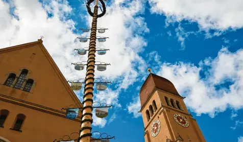  ?? ?? In den Stadtteile­n laufen die Vorbereitu­ngen für den 1. Mai auf Hochtouren. In vielen Stadtteile­n, wie auf dem Archivbild in Pfersee, werden bald die Maibäume aufgestell­t.