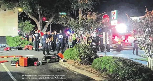  ?? Po masakru Scéna před nočním klubem, když už bylo po všem a policisté vraha zastřelili. Foto: Profimedia.cz ??