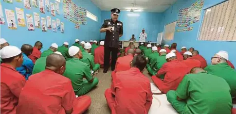  ??  ?? ABDUL Halim bersama banduan pada tinjauan media Rumah Ngaji di Penjara Kajang.