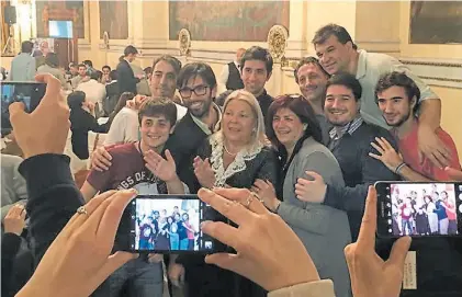  ??  ?? Lilita. Hace un mes, jóvenes posaban con la diputada Carrió, en un congreso de la Coalición Cívica-ARI.