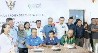  ??  ?? (From left) TR Sat, TR Jepun and TR Japong sign the Sares project certificat­es, witnessed by Liwan (standing, sixth left), Rolland on his right and others.