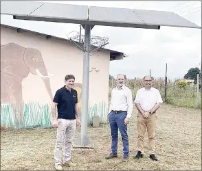  ?? (Courtesy pic) ?? United Kingdom High Commission­er to Eswatini Simon Boyden (C) with All Africa’s Director Kim Roques (L) and Robert Frazier of Frazier Energy during the unveiling of one of the solar projects in Ezulwini.