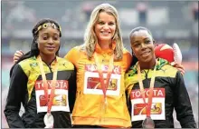  ?? AP PHOTO/KIN CHEUNG ?? BUAT PERBEDAAN: Peraih emas 200 meter putri Dafne Schippers diapit Elaine Thompson (kiri) dan Veronica Campbell-Brown di Stadion Sarang Burung, Beijing (29/8).