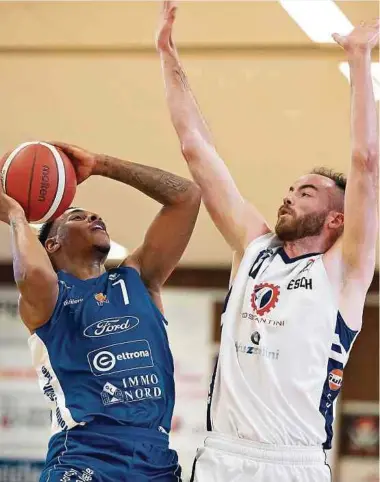  ?? Foto: Christian Kemp ?? Ivan Delgado (Etzella) ist heute gegen Clancy Rugg (r.) und Basket Esch gefordert.