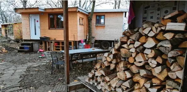  ?? Fotos: Silvio Wyszengrad ?? Alternativ­es Wohnen: Aus zehn Hütten und Bauwagen besteht das Hüttendorf auf einem Areal an der Derchinger Straße. Es ist in den vergangene­n 15 Jahren ohne Baugenehmi­gung entstanden. In spätestens einem Jahr muss das Gelände geräumt sein.