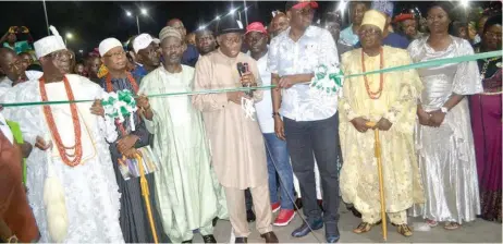  ??  ?? Ewi of Ado Ekiti, Oba Rufus Adeyemo Adejugbe (left); Ajero of Ijero Ekiti, Oba Adebayo Adewole; Gombe State Governor, Alhaji Ibrahim Dankwambo; former President Goodluck Jonathan, Ekiti State Governor, Ayodele Fayose; Chairman, Ekiti State Council of...