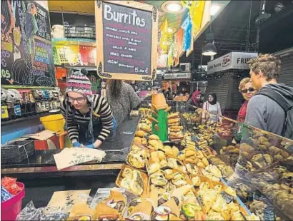  ?? CÉSAR RANGEL ?? Uno de los puestos de degustació­n que se han instalado en el mercado de la Boqueria