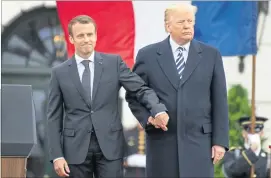  ?? [ imago ] ?? Beim dreitägige­n Staatsbesu­ch in Washington hatte es zuweilen den Anschein, als könnten Emmanuel Macron und Donald Trump gar nicht mehr voneinande­r lassen.