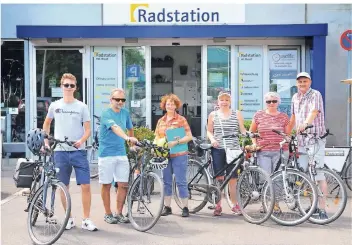  ?? FOTO: THEO TITZ ?? Unser Autor Dominik Lauter (links) erkundete mit Stadtführe­rin Sylvia Bradtmölle­r (3.v.l.) und vier weiteren Radlern Mönchengla­dbach.
