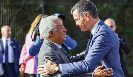  ?? ?? Salutación entre António Costa y Pedro Sánchez durante la XXXIII Cumbre hispano-portuguesa que tuvo lugar en Viana do Castelo ayer.