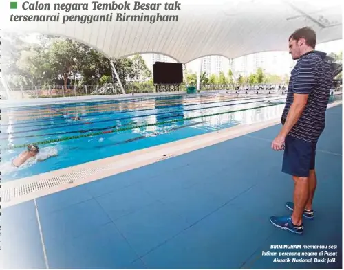  ??  ?? BIRMINGHAM memantau sesi latihan perenang negara di Pusat
Akuatik Nasional, Bukit Jalil.