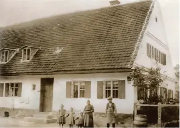  ?? Fotos: Friedrich Geiger ?? Adelsried feiert nächstes Jahr sein 1000 jähriges Bestehen. Das historisch­e Foto zeigt den Hof der Familie Stegherr. Schon jetzt laufen die Planungen an und erste Termine stehen fest.