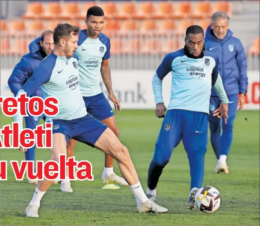  ?? ?? Saúl, Reinildo y Kondogbia disputan un balón en la sesión del Atlético el lunes en Majadahond­a, ante el preparador Dani Castro y Nelson Vivas.