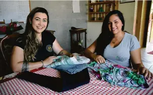  ?? Gina Mardones ?? Camila e Rhaisa Fagá, organizado­ras do bazar: “Um pouco da doação de todos pode virar muito”