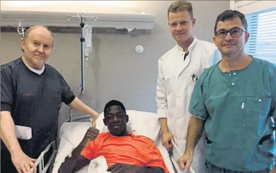  ?? FOTO: MD ?? Ousmane Dembélé, rodeado de sus ‘ángeles de la guarda’, los doctores Sakari Orava, Lasse Lempainen y Ricard Pruna, tras la operación practicada en febrero