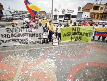  ?? JUAN P. RUEDA / ADN ?? Comerciant­es de la noche protestaro­n, de manera pacífica. Dicen que pagan ‘los platos rotos’.