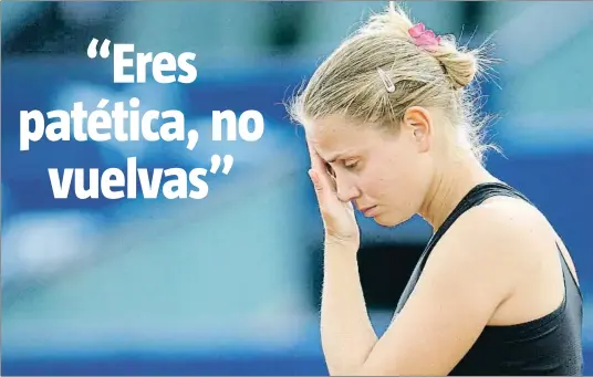  ?? VADIM GHIRDA / AP ?? Ayer y
hoy. Jelena Dokic, al borde de las lágrimas en una imagen del 2009, y en la portada de su libro. En la tercera fotografía, su padre
Damir