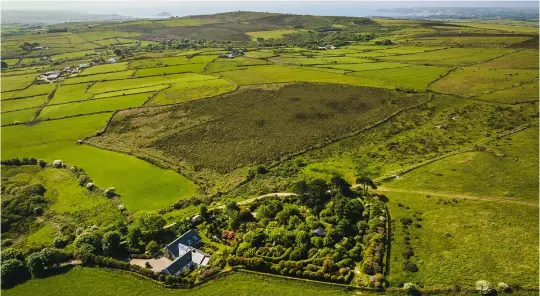  ?? ?? Above: Embla Gew lives up to its Cornish name, which means ‘the field with the best view’. £2.25m. Below: The light-filled summer room