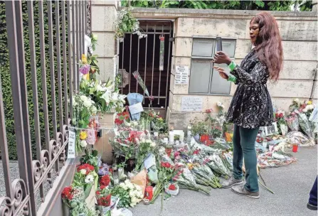  ?? ?? A woman stands beside flowers and candles laid down at the gate of the house of late singer and stage performer Tina Turner in Kuesnacht, Switzerlan­d.