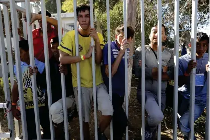  ?? FOTO: TT-AP/RODRIGO ABD ?? Centralame­rikanska migranter bakom staketet till ett tillfällig­t boende i Tijuana i Mexiko.