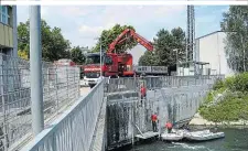  ??  ?? Die Feuerwehr rekonstrui­erte den Sturz ins Wasser