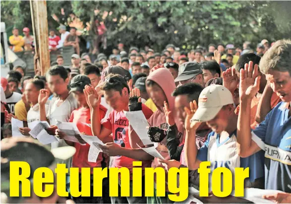  ??  ?? Former UGMO members took the oath of allegiance to the Philippine Government.