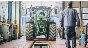  ?? ?? In der Werkstatt von Elsmann in Kleve hat der TÜV am Samstag drei Umzugswage­n inspiziert.