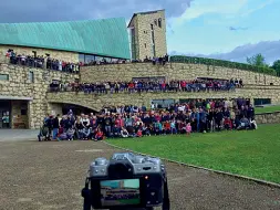  ??  ?? Foto di gruppo a Loppiano in vista dell’arrivo di Papa Francesco Sotto, ritocchi alla segnaletic­a a Nomadelfia dove ci si prepara a giovedì