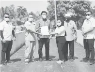  ??  ?? SIAP: Dr Abdul Rahman semasa penyerahan Projek Rakyat di Kampung Rampangi Skim semalam.