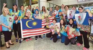  ?? FOTO: ?? PASUKAN bola jaring negara tiba di KLIA, semalam.