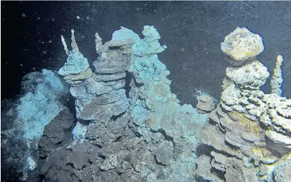  ??  ?? Eine Hydrotherm­alquelle in den Tiefen des Meeres: Dort tauchten laut einer neuen Studie vor rund 3,8 Milliarden Jahren die ersten Einzeller auf, die bei 100 Grad Celsius und ohne Sauerstoff gediehen.