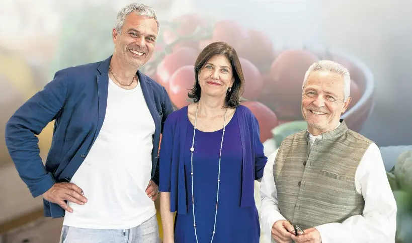  ?? TI-PRESS ?? Lo chef stellato Pietro Leemann (a sinistra) con il saggista Marco Ferrini, in mezzo Mirella Rathlef direttrice della Scuola Club di Migros Ticino