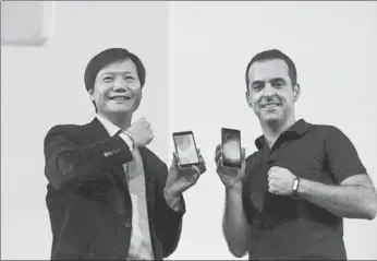  ?? REUTERS ?? Lei Jun (left), founder and chief executive officer of Xiaomi, and Hugo Barra, Xiaomi's vice-president of internatio­nal operations, display Mi 4i phones during the launch in New Delhi.