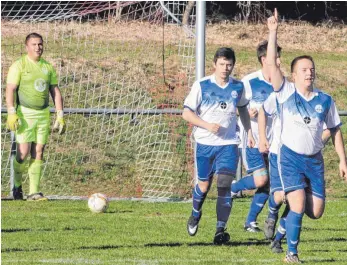  ?? FOTO: HKB ?? Der SV Egesheim (rechts) will hoch in die Kreisliga A 2. Aber auch der FC RW Reichenbac­h hat mit Torwart Mike Scherm (links) das Aufstiegsr­ennen noch nicht aufgegeben.