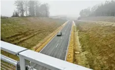  ?? Foto: Andreas Lode ?? Nach rund dreieinhal­b Jahren Bauzeit rollen die ersten Autos über die neue Umfah‰ rung rund um Adelsried.